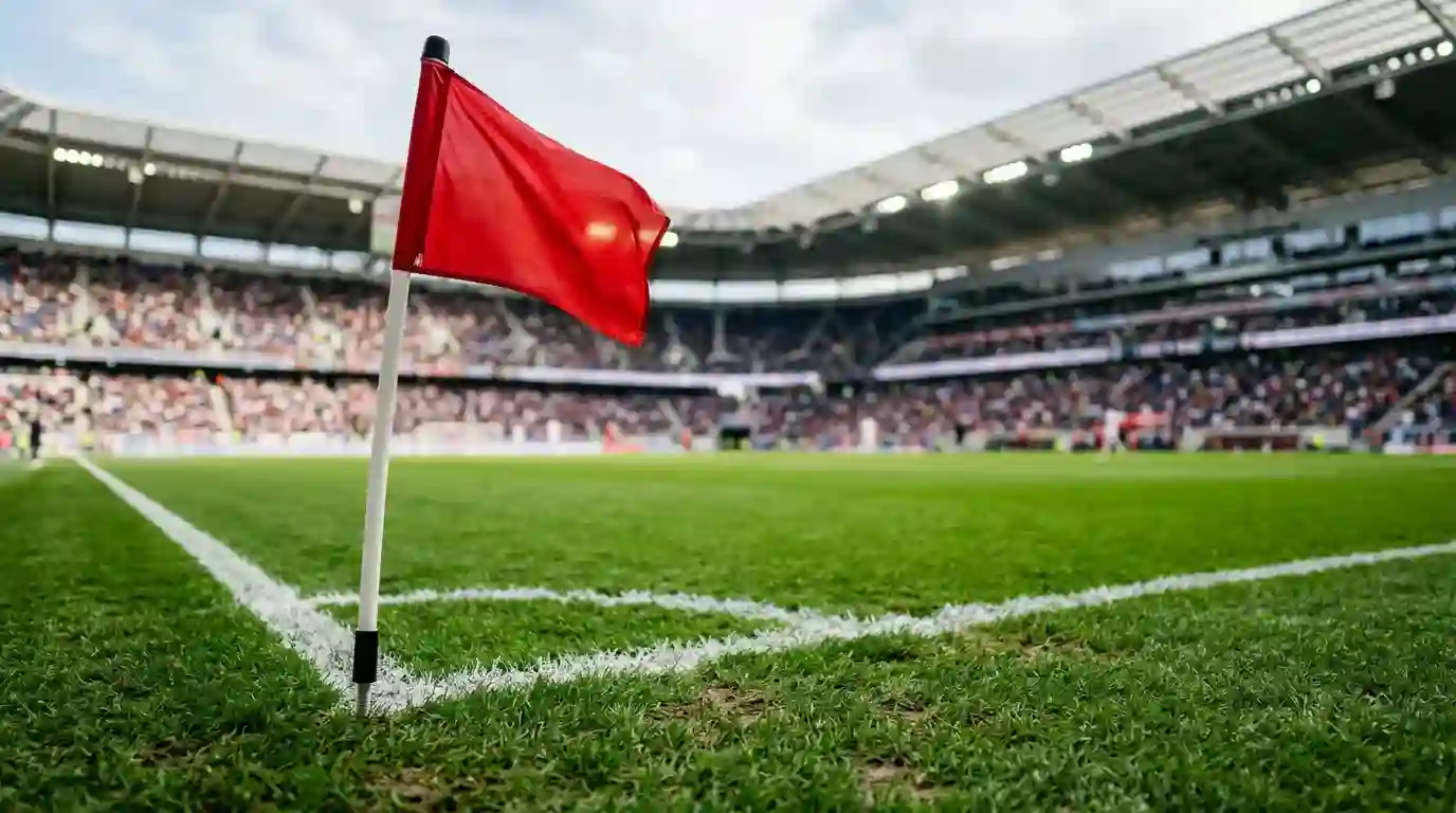 Banderín de corner en un campo de futbol con el cesped y las lineas visibles