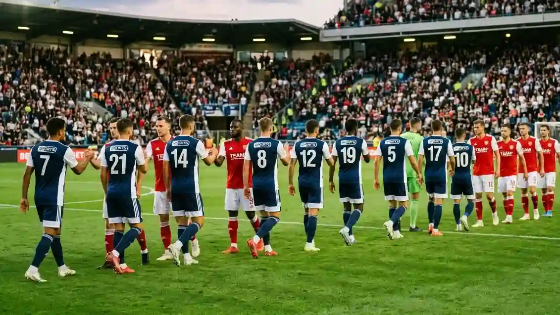Jugadores de dos equipos de futbol estrechandose las manos tras un empate